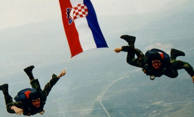 groupteambuildingactivities-skydiving